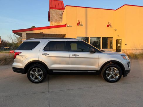 Used 2019 Ford Explorer XLT image 6