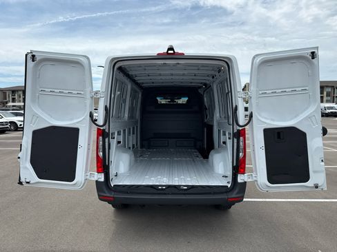 Used 2025 Mercedes-Benz Sprinter 2500 image 15