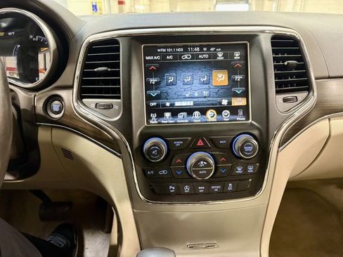 Used 2017 Jeep Grand Cherokee Overland AWD/4WD image 4