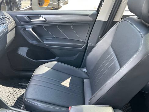 Used 2022 Volkswagen Tiguan SE w/ Panoramic Sunroof Package AWD/4WD image 19