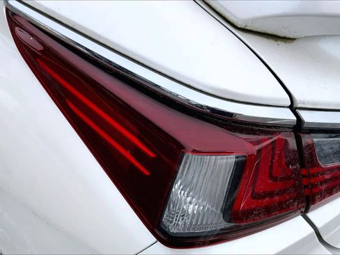 Used 2019 Lexus ES 300h w/ Premium Package image 29