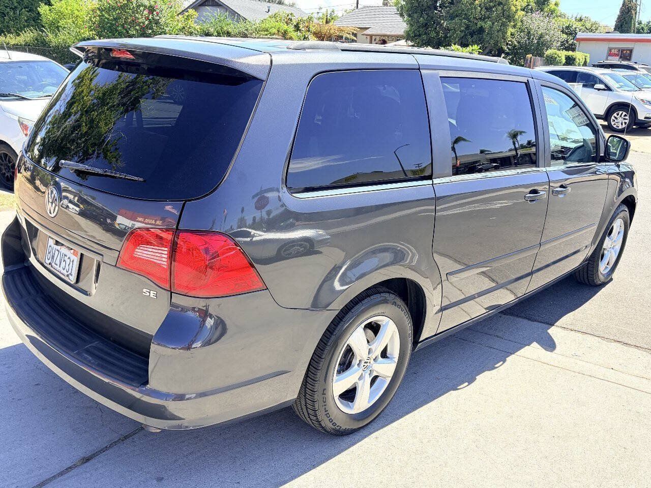 Used 2011 Volkswagen Routan SE FWD image 6