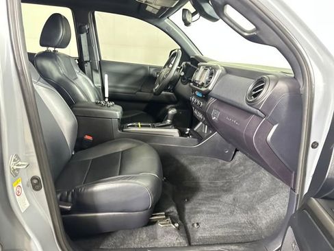 Used 2018 Toyota Tacoma TRD Sport image 46
