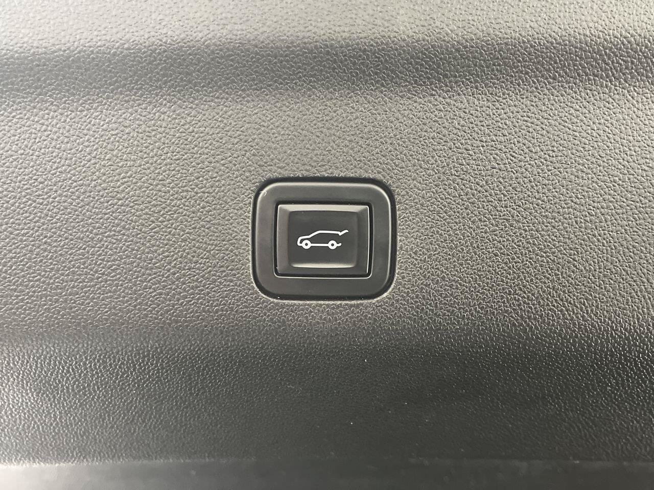 Certified 2021 GMC Yukon Denali w/ Denali Premium Package AWD/4WD image 37
