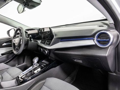 Certified 2025 Chevrolet Trax LT FWD image 18