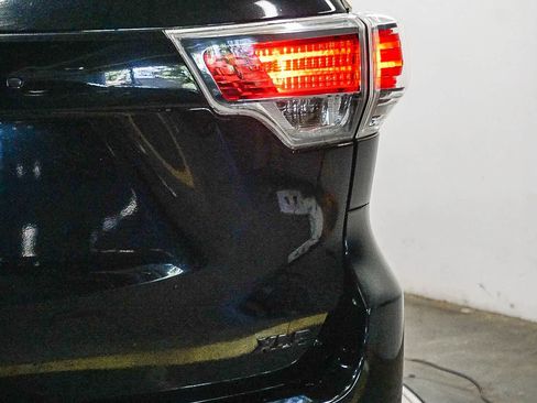 Used 2015 Toyota Highlander XLE FWD image 12