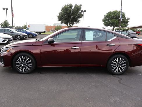 Used 2025 Nissan Altima 2.5 SV FWD image 2