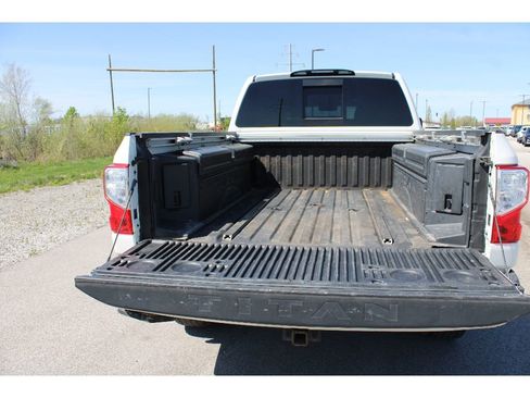 Used 2018 Nissan Titan SL w/ Chrome Package AWD/4WD image 10