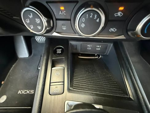 Used 2025 Nissan Kicks SV AWD/4WD image 24