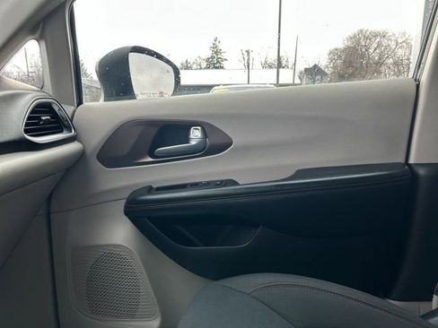 Used 2017 Chrysler Pacifica LX image 38