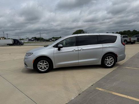 Used 2023 Chrysler Pacifica Touring-L FWD image 5