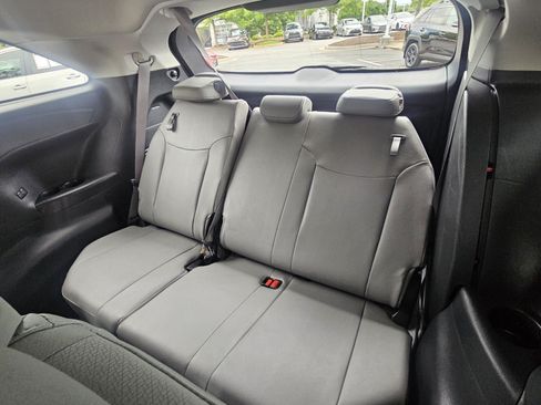 Certified 2025 Toyota Sienna XLE FWD image 10