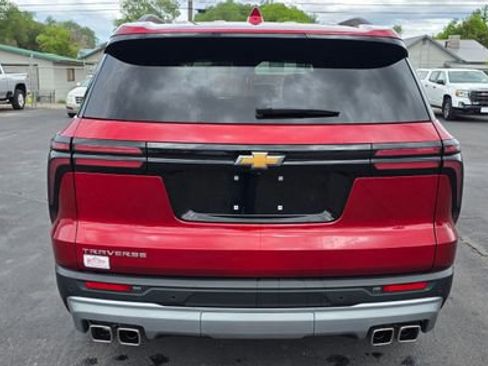 Used 2025 Chevrolet Traverse LT FWD image 5