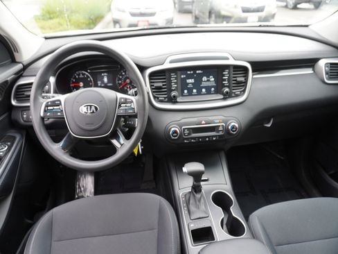 Used 2019 Kia Sorento LX image 2