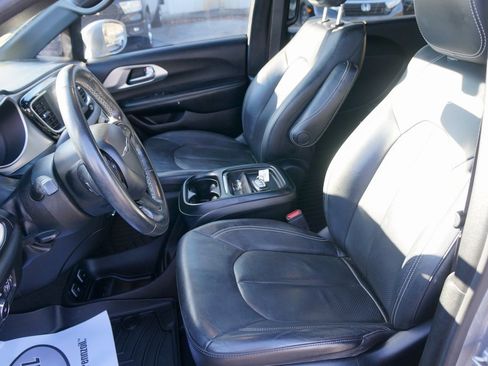 Used 2020 Chrysler Pacifica Touring-L w/ S Appearance Package image 16
