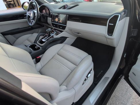 Used 2021 Porsche Cayenne w/ Premium Package image 14