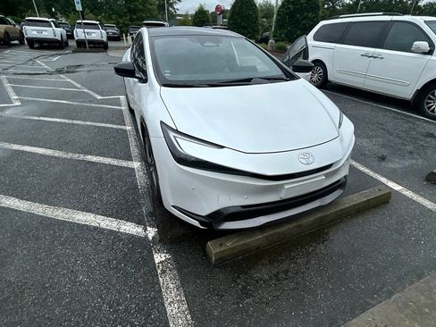 Used 2024 Toyota Prius XLE FWD image 11