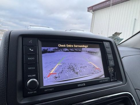 Used 2019 Dodge Grand Caravan SE w/ UConnect Hands-Free Group image 4