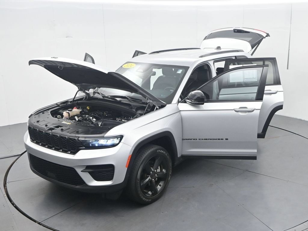 Used 2024 Jeep Grand Cherokee Altitude RWD image 50