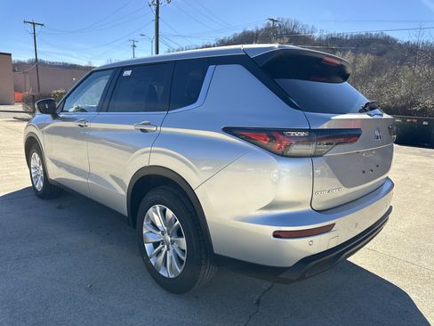 New 2026 Mitsubishi Outlander ES image 4