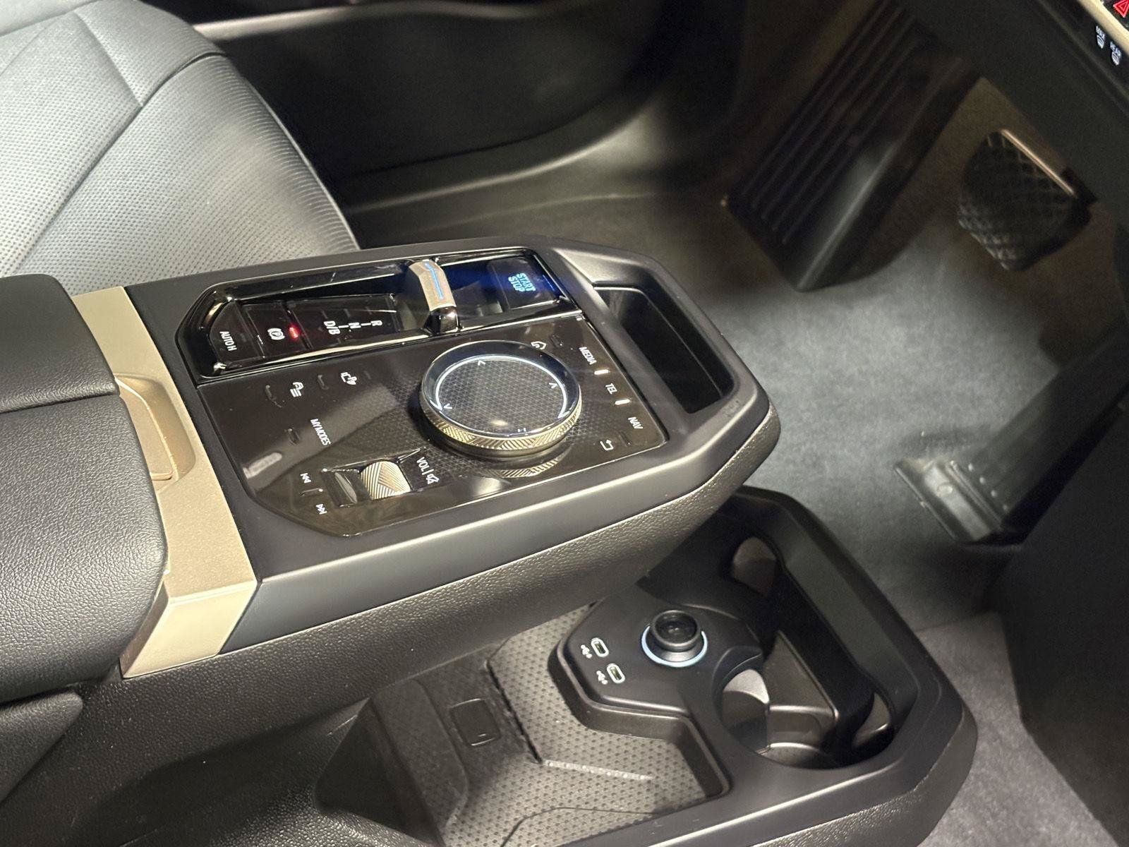 Used 2023 BMW iX xDrive50 w/ Sport Package AWD/4WD image 6