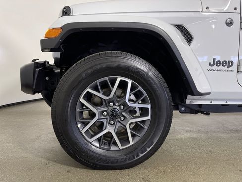 Used 2025 Jeep Wrangler Sahara image 11