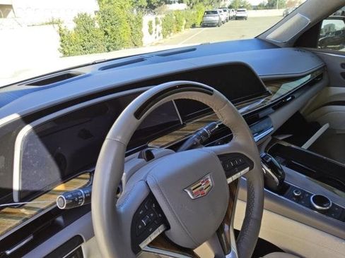 Used 2022 Cadillac Escalade Premium Luxury Platinum image 3