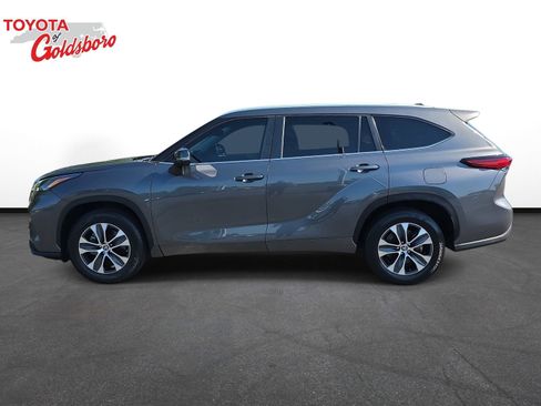 Used 2023 Toyota Highlander XLE FWD image 8