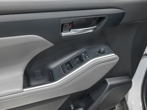 Used 2022 Toyota Highlander XLE image 13