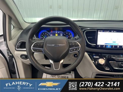 Used 2024 Chrysler Pacifica Touring-L FWD image 23