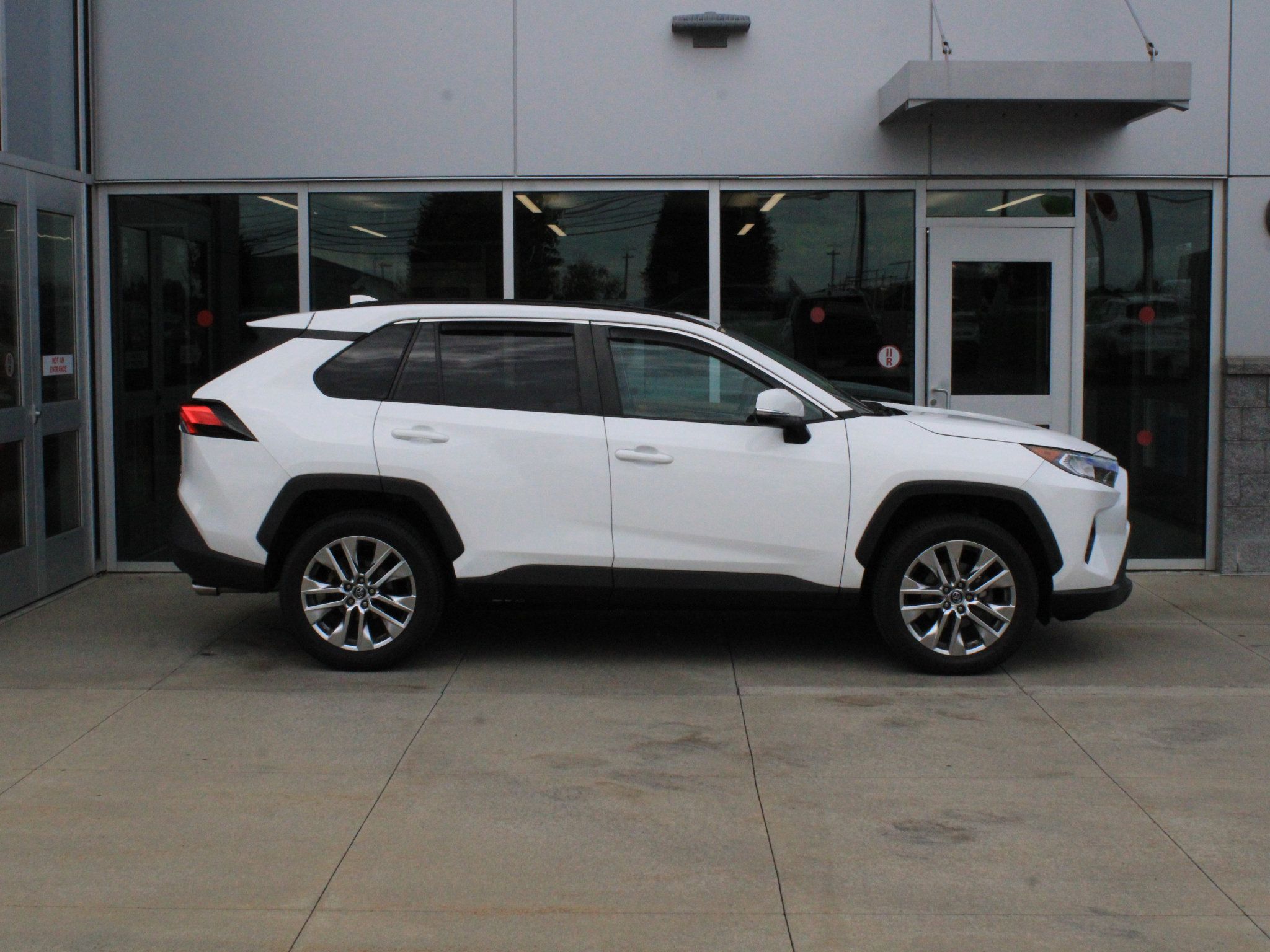 Used 2020 Toyota RAV4 XLE Premium AWD/4WD image 4
