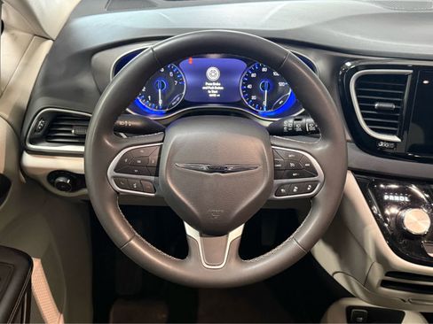 Used 2023 Chrysler Pacifica Touring-L FWD image 17