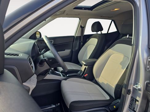 Used 2024 Hyundai Venue SEL image 19