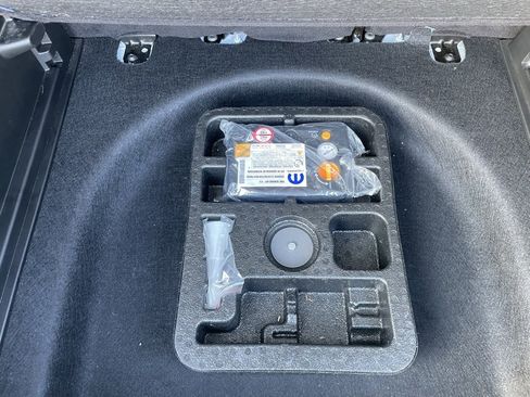 Used 2024 Jeep Compass Latitude image 31