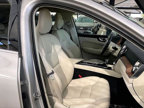 Used 2021 Volvo XC60 T6 Momentum image 9