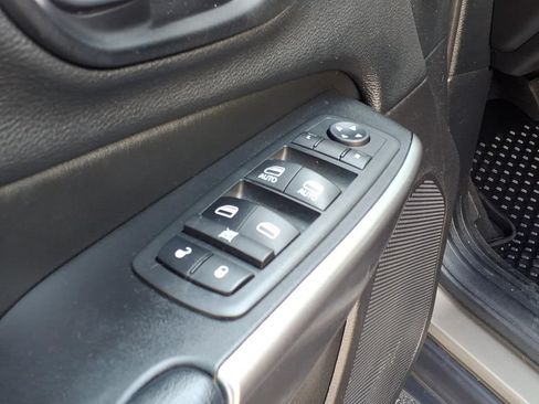 Used 2020 Jeep Cherokee Latitude Plus w/ Cold Weather Group AWD/4WD image 18