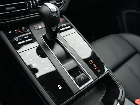 Certified 2025 Porsche Macan image 18