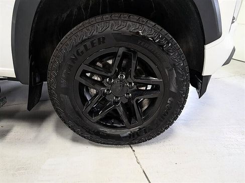Used 2024 Chevrolet Colorado Z71 w/ Z71 Convenience Package 2 AWD/4WD image 13
