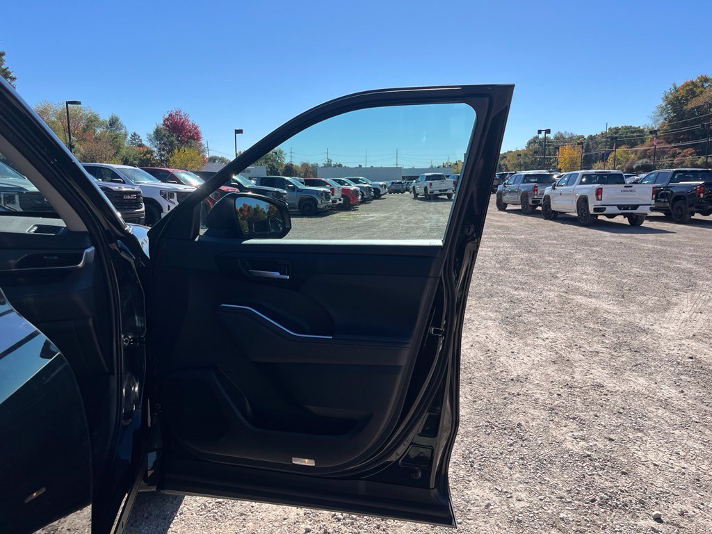 Used 2023 Toyota Highlander XLE AWD/4WD image 36