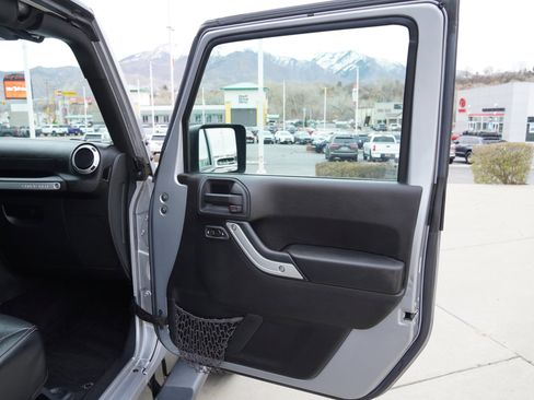 Used 2015 Jeep Wrangler Unlimited Sahara w/ Connectivity Group image 22