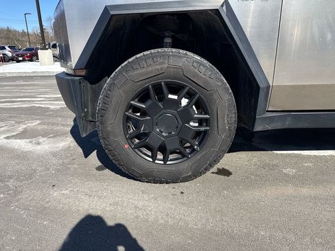 Used 2024 Tesla Cybertruck AWD Crew Cab image 28