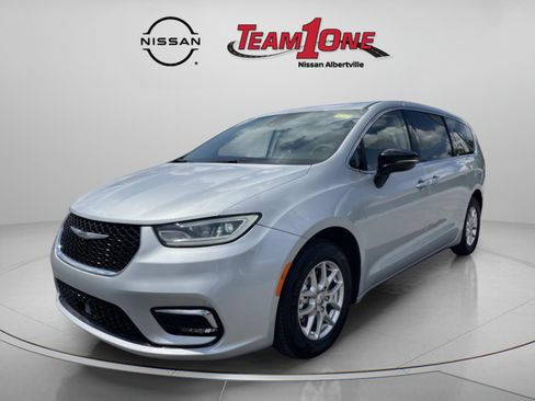 Used 2024 Chrysler Pacifica Touring-L FWD image 4