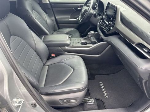 Used 2020 Toyota Highlander XLE FWD image 13