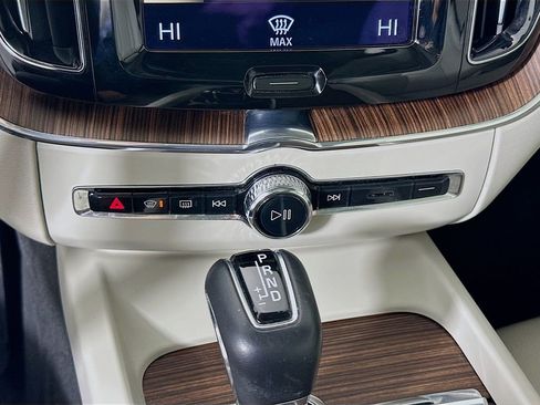 Used 2021 Volvo XC60 T5 Momentum w/ Premium Package image 15