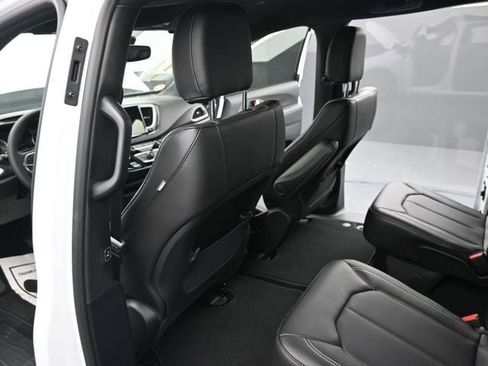 New 2025 Chrysler Voyager LX image 18