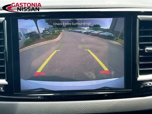 Used 2024 Chrysler Pacifica Touring-L FWD image 18