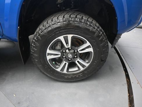 Used 2018 Toyota Tacoma TRD Sport image 22