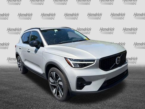Used 2025 Volvo XC40 B5 Plus AWD/4WD image 2