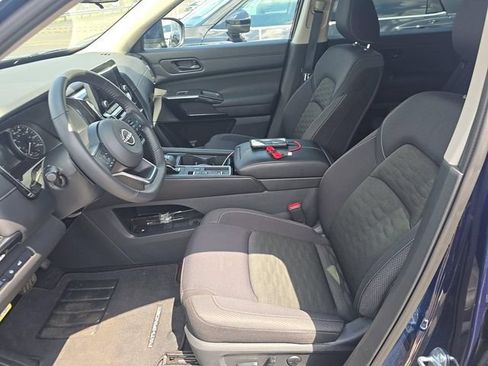 Certified 2025 Nissan Pathfinder SV w/ SV Premium Package FWD image 7