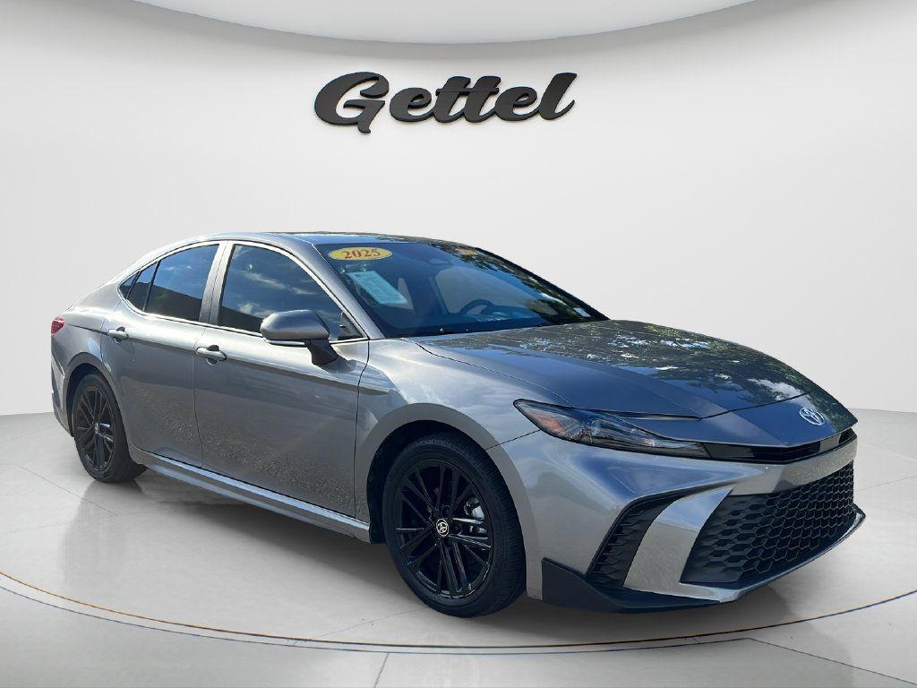 Used 2025 Toyota Camry SE FWD image 3
